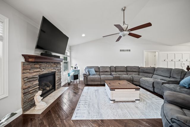 520 Pinehurst Drive, Eldridge, IA 52748