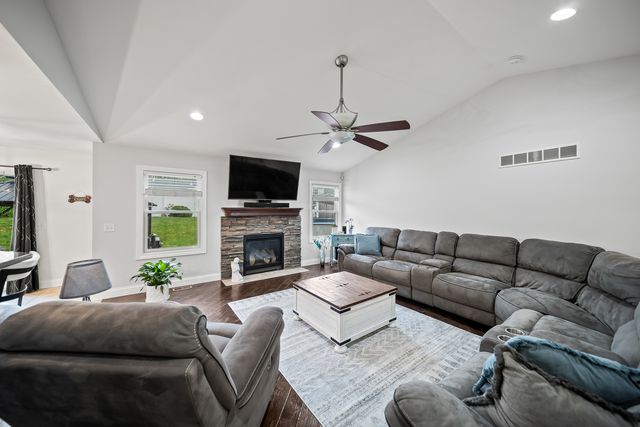 520 Pinehurst Drive, Eldridge, IA 52748