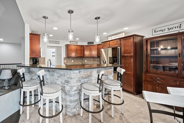 520 Pinehurst Drive, Eldridge, IA 52748