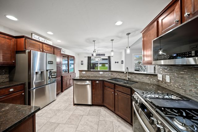520 Pinehurst Drive, Eldridge, IA 52748