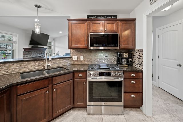 520 Pinehurst Drive, Eldridge, IA 52748