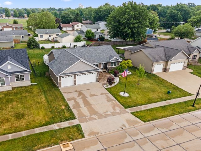 520 Pinehurst Drive, Eldridge, IA 52748
