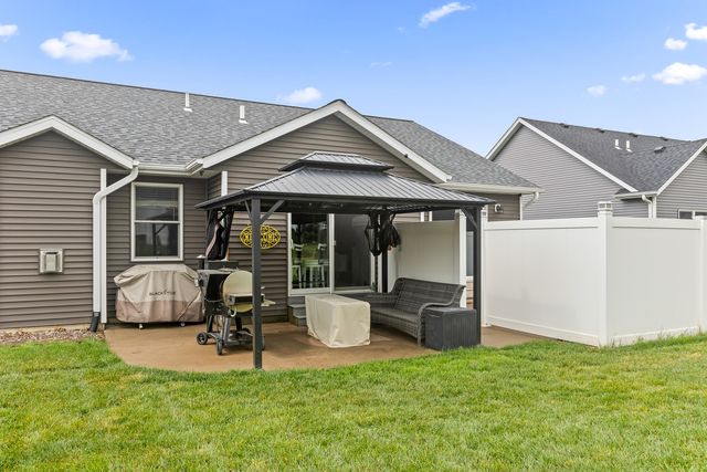 520 Pinehurst Drive, Eldridge, IA 52748