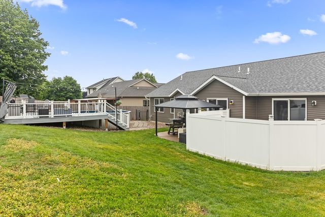 520 Pinehurst Drive, Eldridge, IA 52748