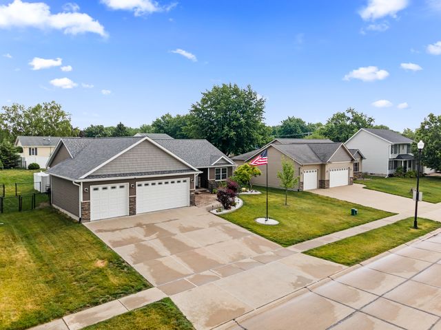 520 Pinehurst Drive, Eldridge, IA 52748