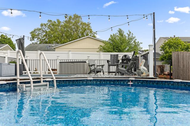 520 Pinehurst Drive, Eldridge, IA 52748