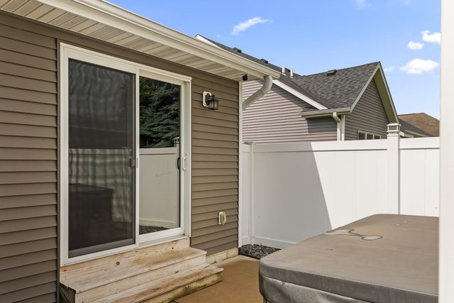 520 Pinehurst Drive, Eldridge, IA 52748