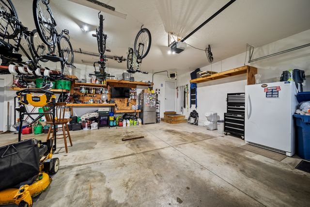 520 Pinehurst Drive, Eldridge, IA 52748