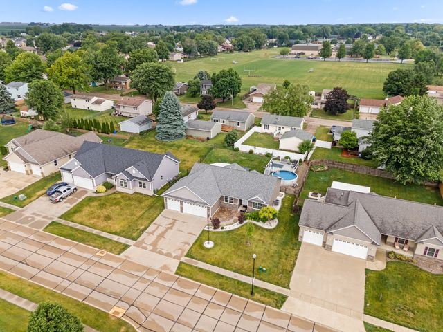 520 Pinehurst Drive, Eldridge, IA 52748