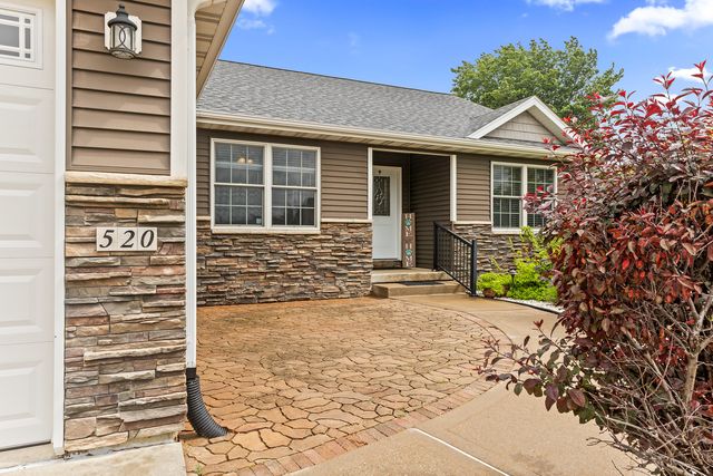 520 Pinehurst Drive, Eldridge, IA 52748
