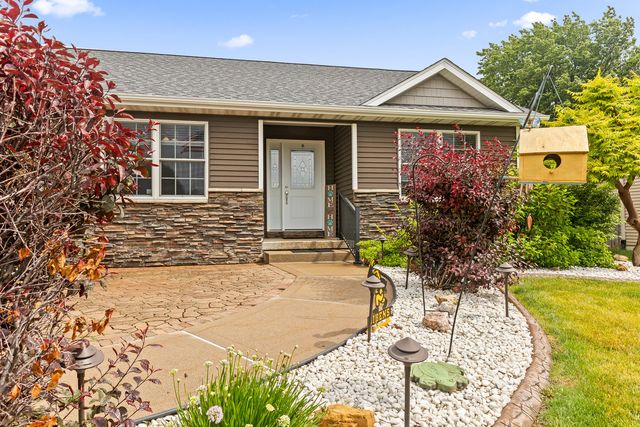 520 Pinehurst Drive, Eldridge, IA 52748