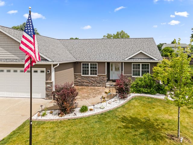 520 Pinehurst Drive, Eldridge, IA 52748
