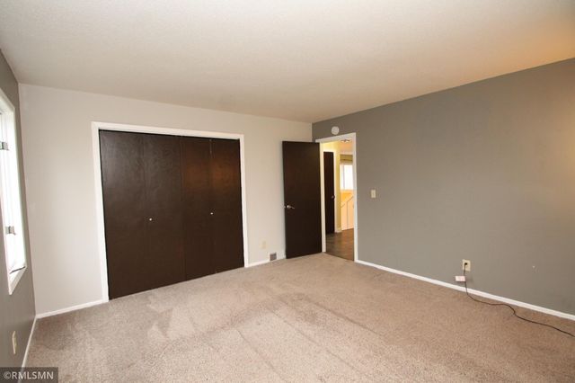 5352 W Hidden Valley Drive, Savage, MN 55378