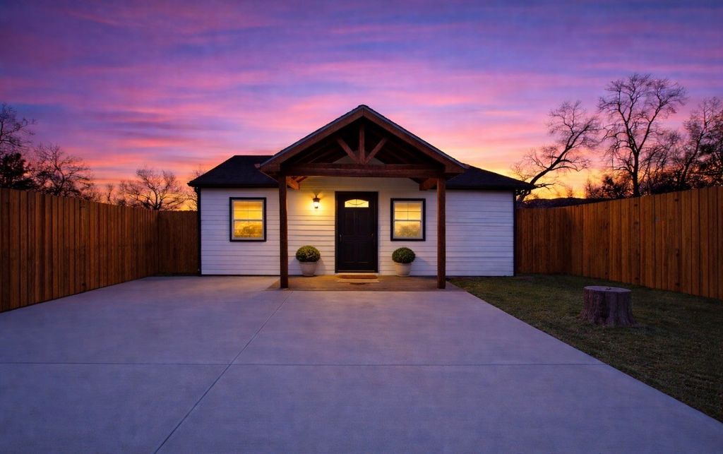 2837 May Street, Fort Worth, TX 76110