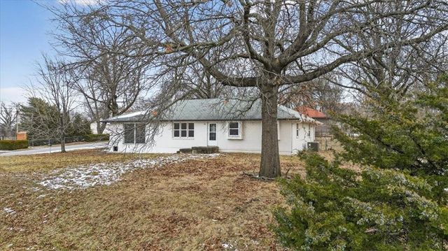 1220 N Leeview Circle, Olathe, KS 66061