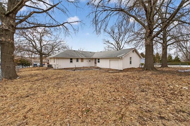 1220 N Leeview Circle, Olathe, KS 66061