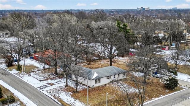 1220 N Leeview Circle, Olathe, KS 66061