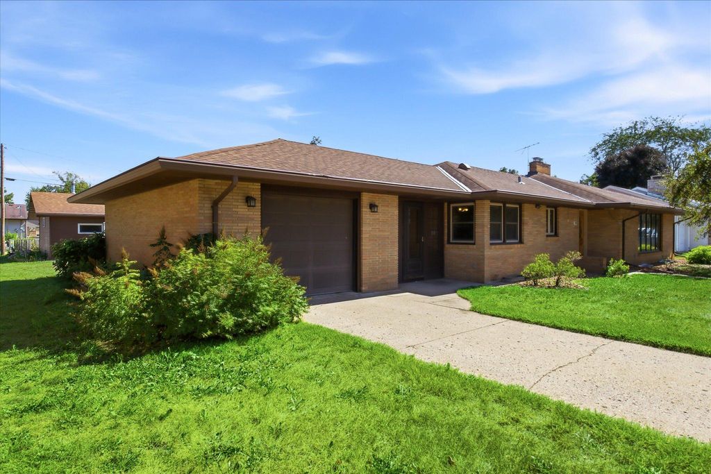 119 S Walnut Street, Belle Plaine, MN 56011 — photo 2