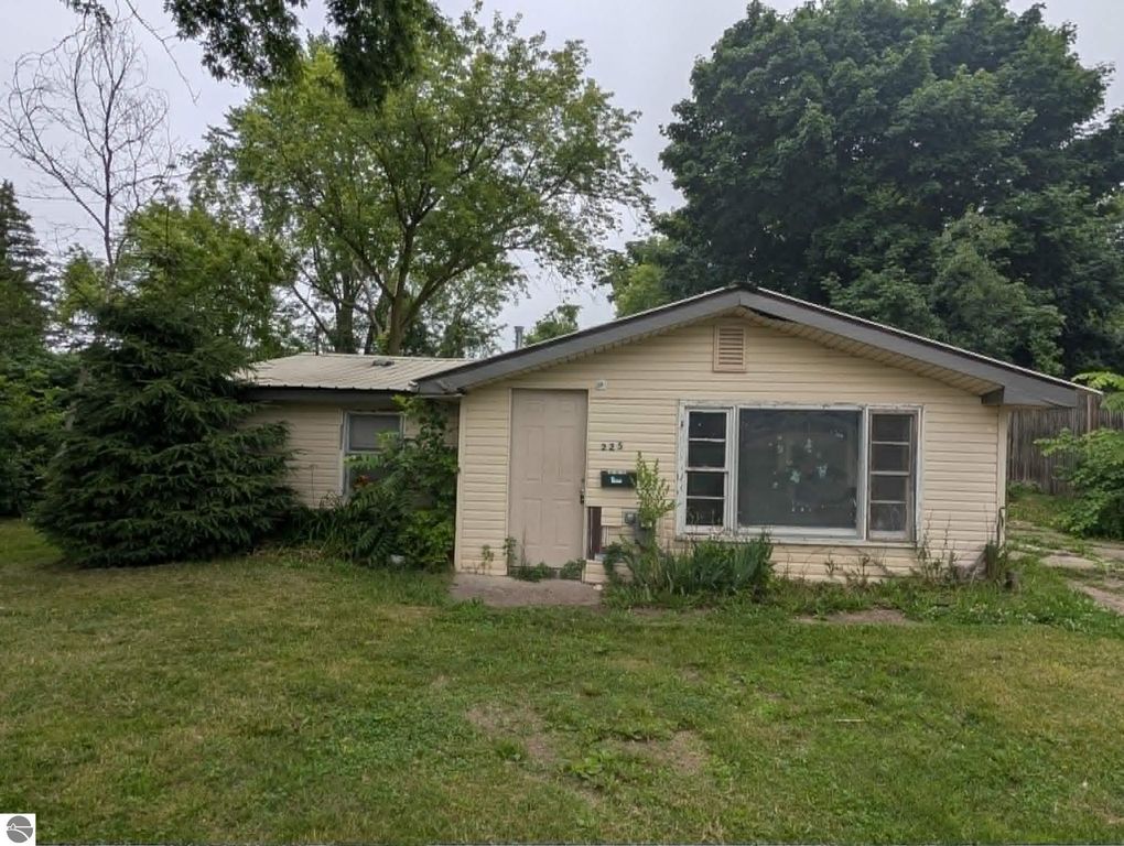 Image 1 of property listing at 225 Valley, Alma, MI 48801