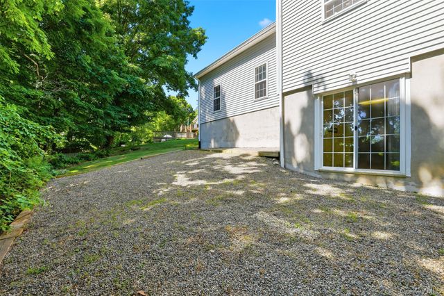 35 Wayacross Road, Mahopac, NY 10541