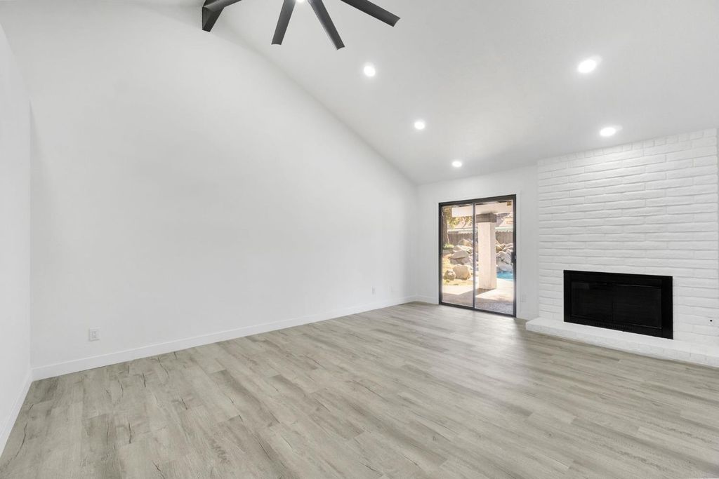 Image 10 of property listing at 1547 W Fir Avenue, Fresno, CA 93711