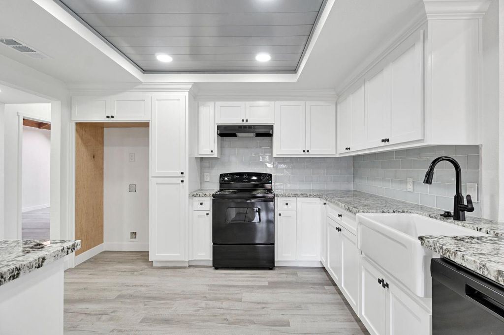 Image 14 of property listing at 1547 W Fir Avenue, Fresno, CA 93711