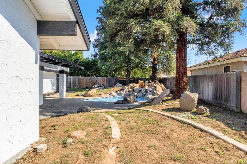 Image 40 of property listing at 1547 W Fir Avenue, Fresno, CA 93711