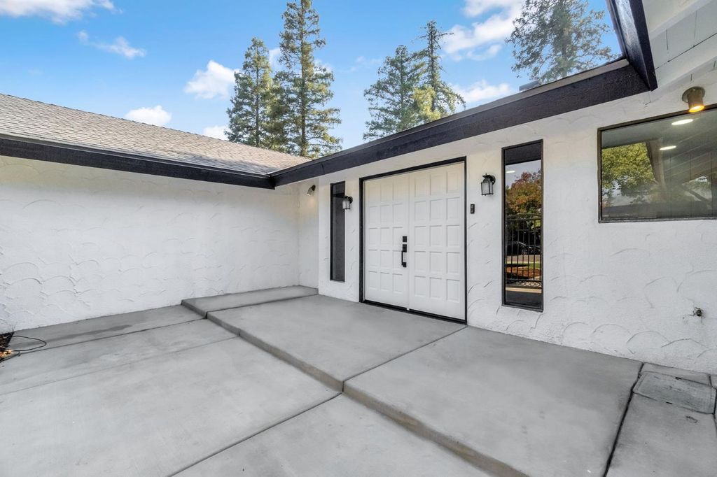 Image 5 of property listing at 1547 W Fir Avenue, Fresno, CA 93711