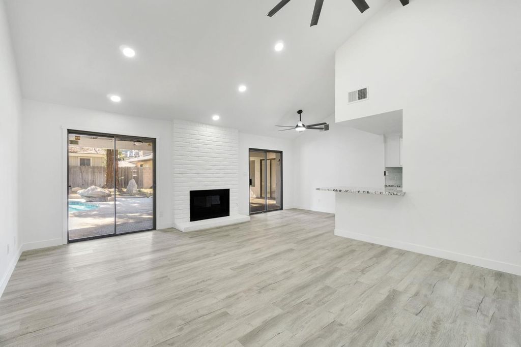 Image 8 of property listing at 1547 W Fir Avenue, Fresno, CA 93711