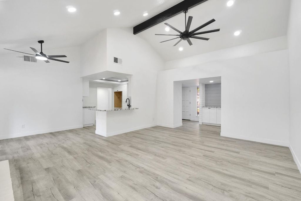 Image 9 of property listing at 1547 W Fir Avenue, Fresno, CA 93711