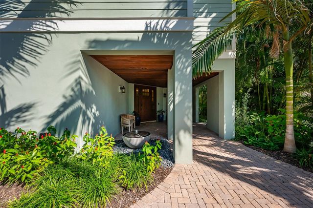 526 56TH STREET, Holmes Beach, FL 34217