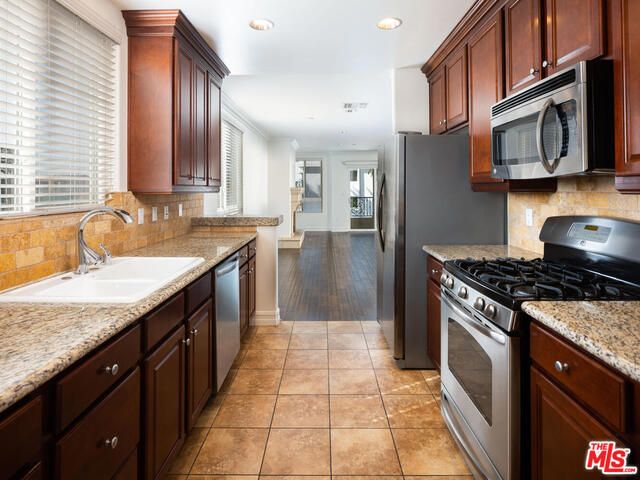 124 N Orlando Avenue 201, Los Angeles, CA 90048