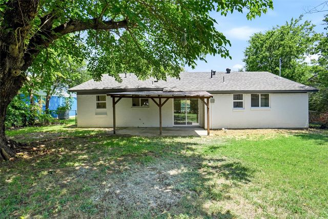 321 NW Wintercrest Road, Burleson, TX 76028