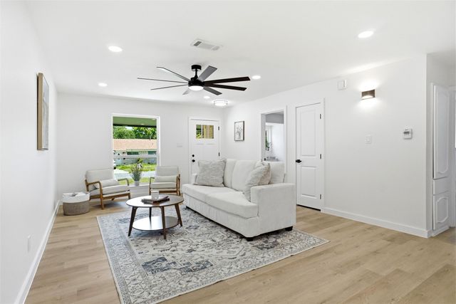 321 NW Wintercrest Road, Burleson, TX 76028