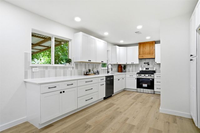 321 NW Wintercrest Road, Burleson, TX 76028