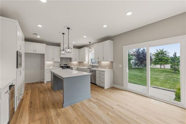 820 SE Partridge Lane, Blue Springs, MO 64014