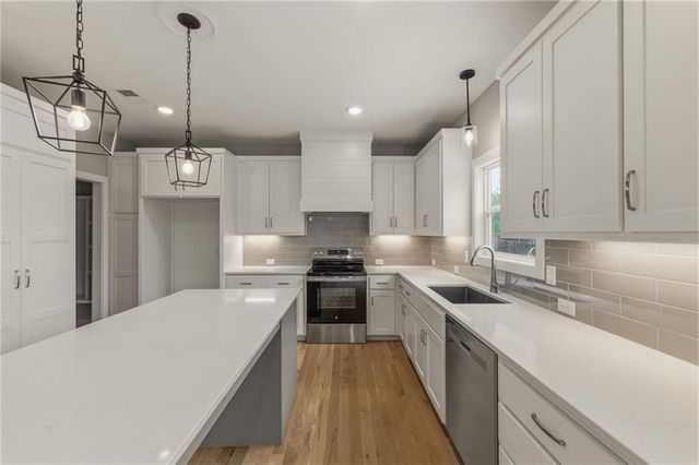 820 SE Partridge Lane, Blue Springs, MO 64014