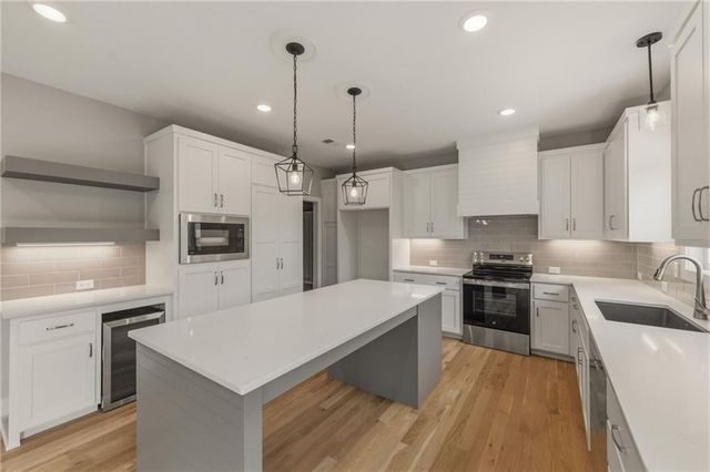820 SE Partridge Lane, Blue Springs, MO 64014