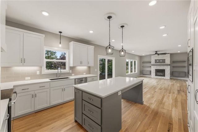 820 SE Partridge Lane, Blue Springs, MO 64014