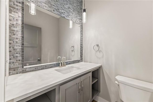 820 SE Partridge Lane, Blue Springs, MO 64014