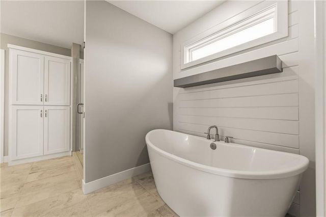 820 SE Partridge Lane, Blue Springs, MO 64014