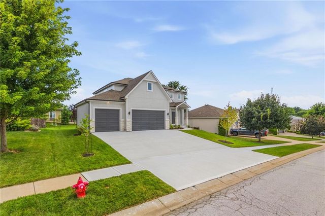 820 SE Partridge Lane, Blue Springs, MO 64014