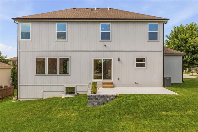 820 SE Partridge Lane, Blue Springs, MO 64014