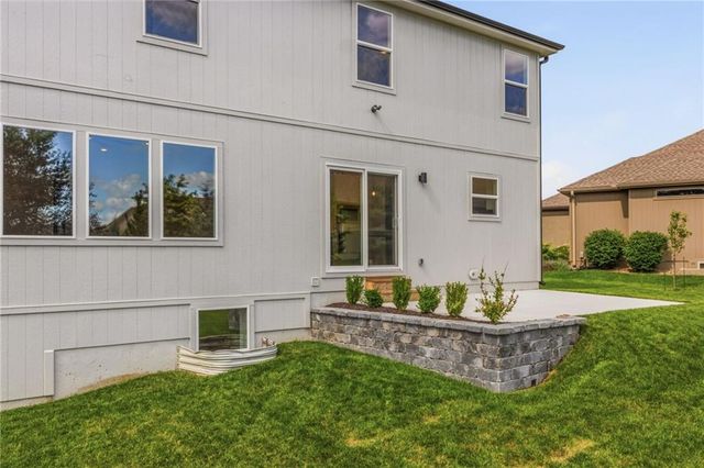 820 SE Partridge Lane, Blue Springs, MO 64014