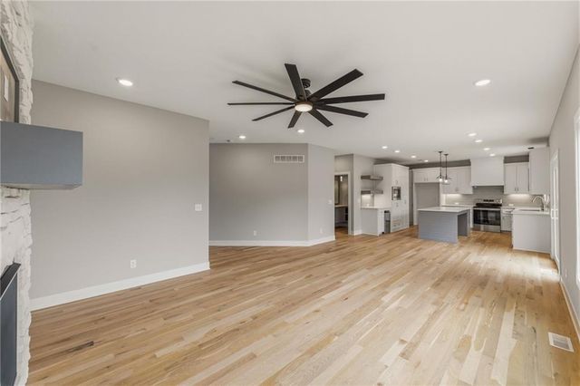820 SE Partridge Lane, Blue Springs, MO 64014