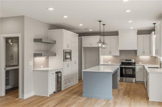 820 SE Partridge Lane, Blue Springs, MO 64014