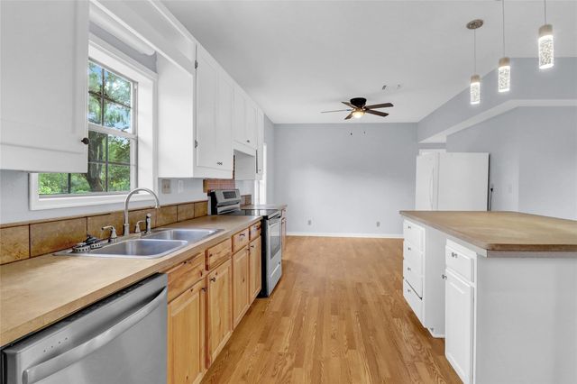 2211 Hilliard RD, San Marcos, TX 78666