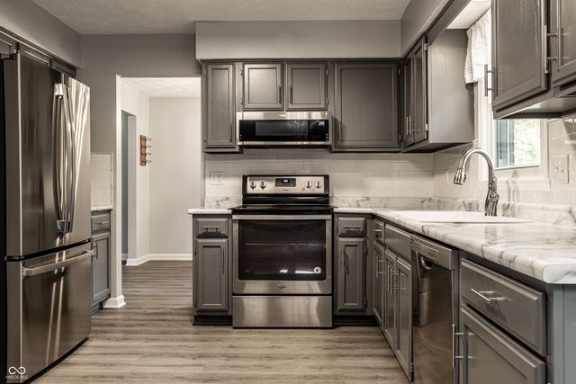 25 Village Place, Zionsville, IN 46077