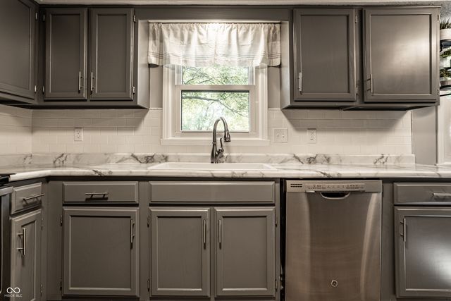 25 Village Place, Zionsville, IN 46077