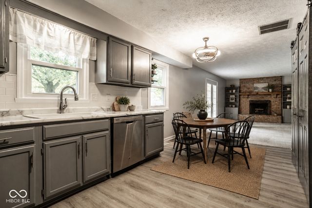 25 Village Place, Zionsville, IN 46077